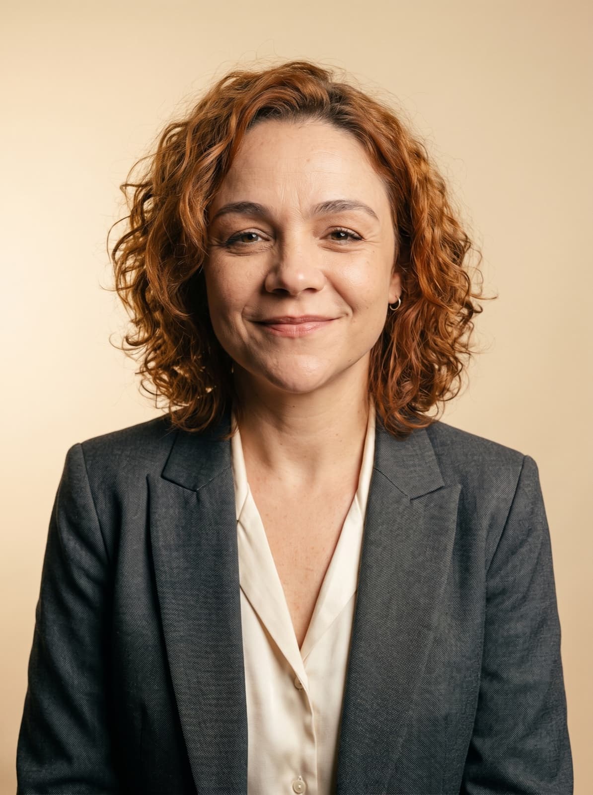 Juliana Saúde, atriz publicitária, em retrato de estúdio olhando para a câmera