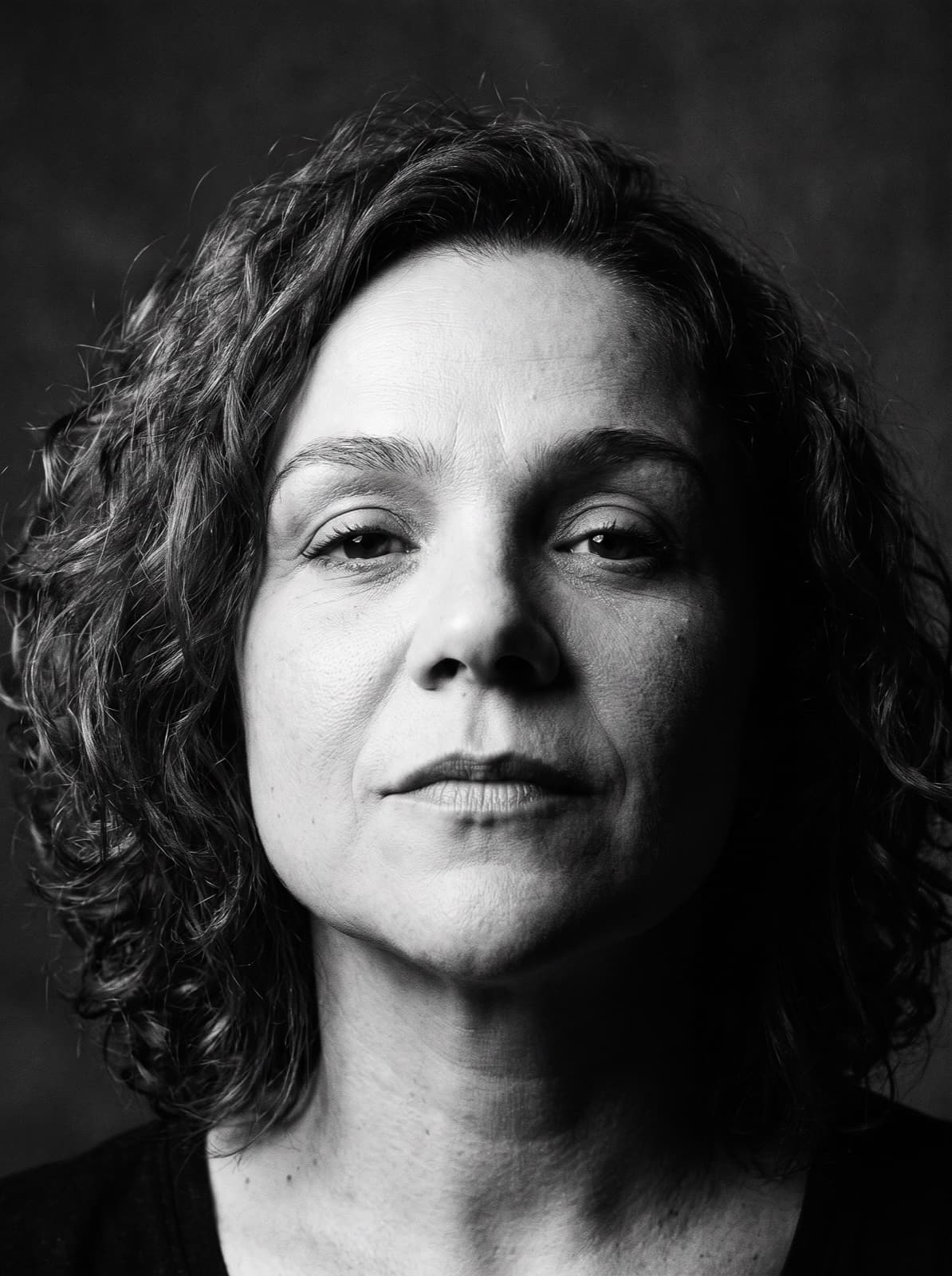 Retrato em preto e branco de Juliana Saúde em close, expressão serena